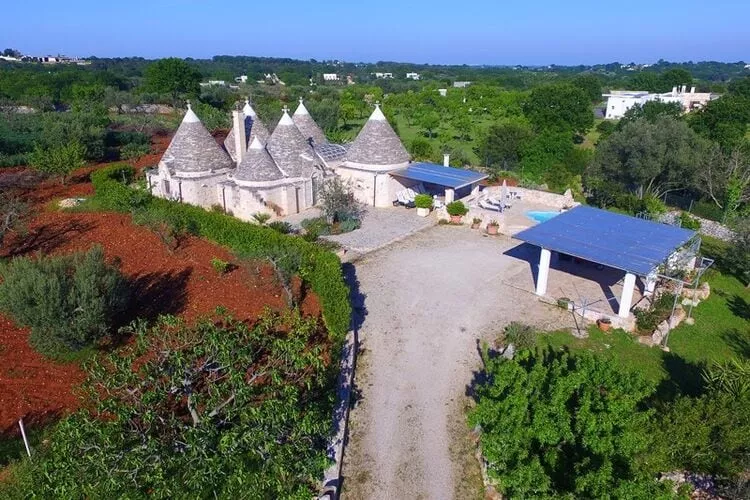 Holiday home Cisternino-Trullo Ulivo Antico-Buitenkant zomer