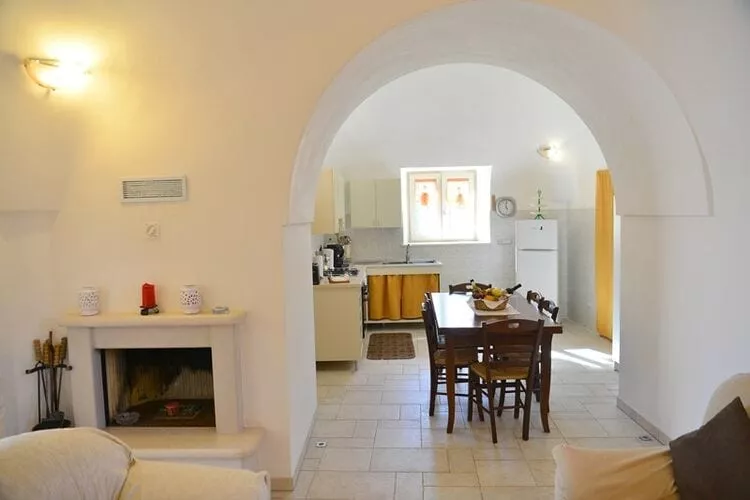 Holiday home Cisternino-Trullo Ulivo Antico-Eetkamer