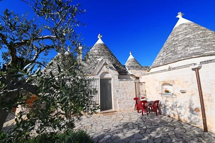 Holiday home Cisternino-Trullo Ulivo Antico-Buitenkant zomer