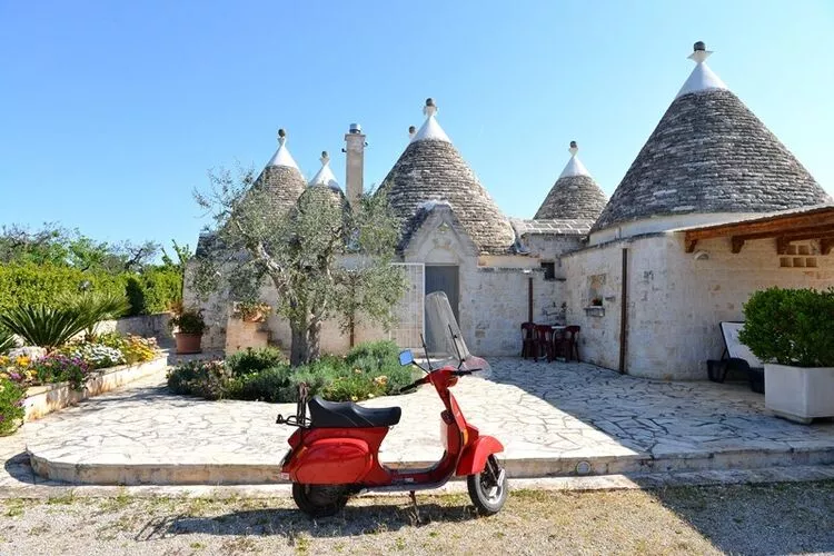 Holiday home Cisternino-Trullo Ulivo Antico-Buitenkant zomer