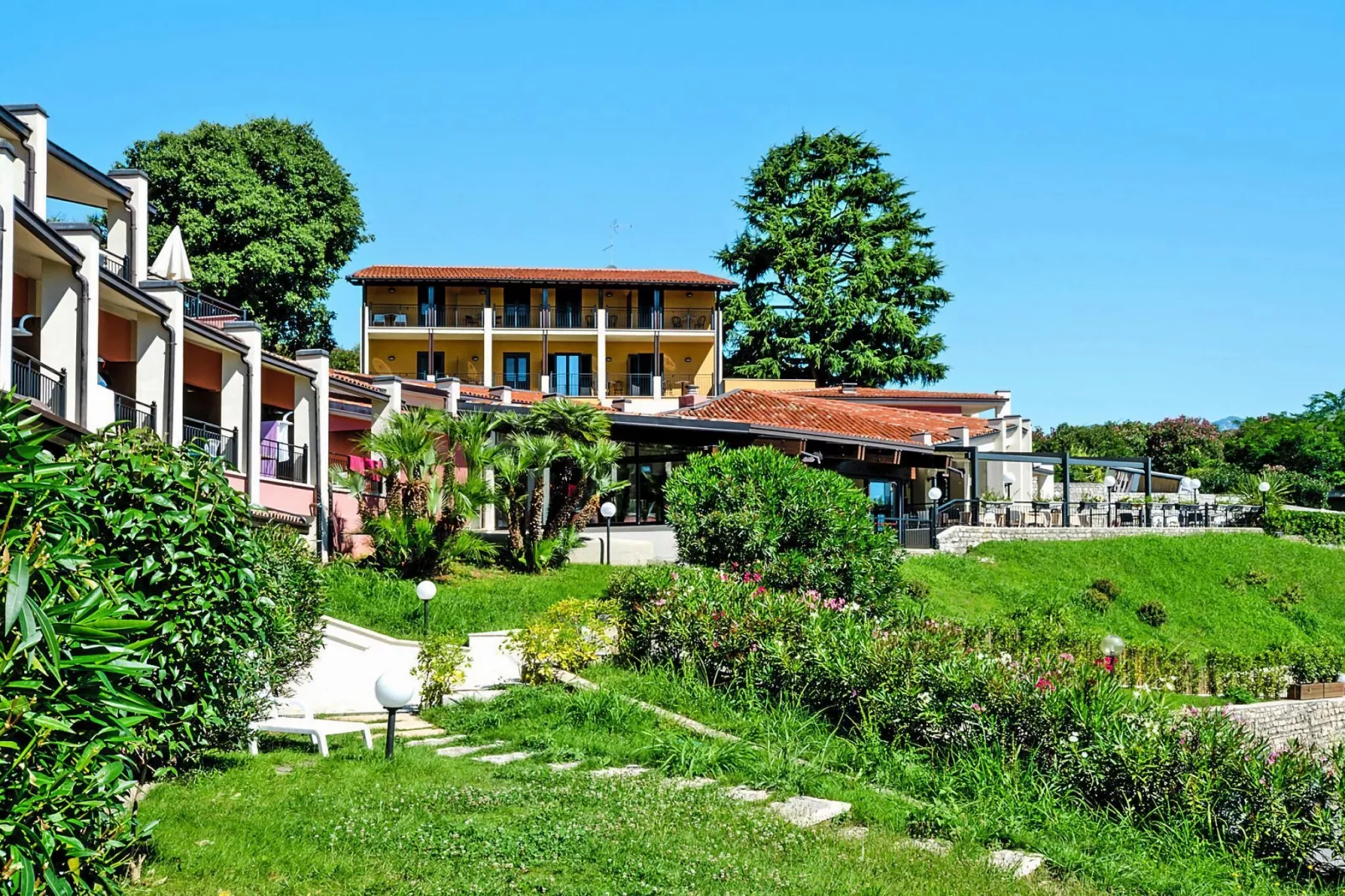 Residence Belvedere, Manerba-bilo-Buitenkant zomer