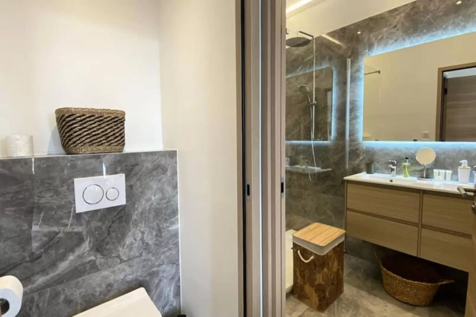 06cj : Bel Appartement Au Coeur De Cannes-Buitenkant zomer