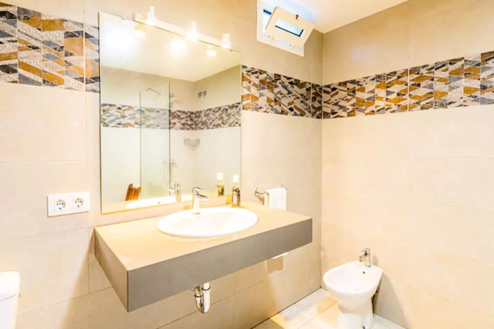 Maison à Son Bou-Image-tags.