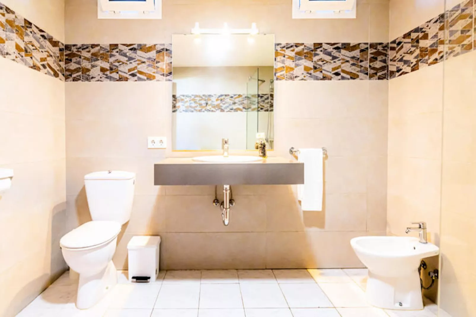 Maison à Son Bou-Image-tags.