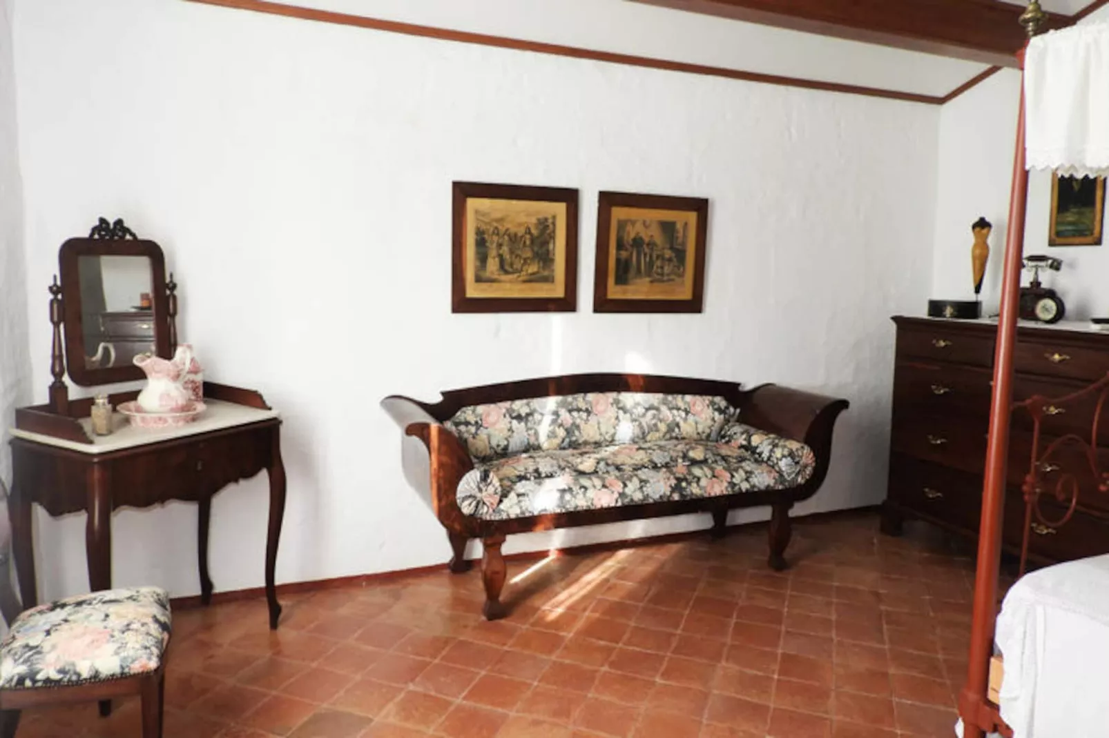 Maison à Son Bou-Image-tags.