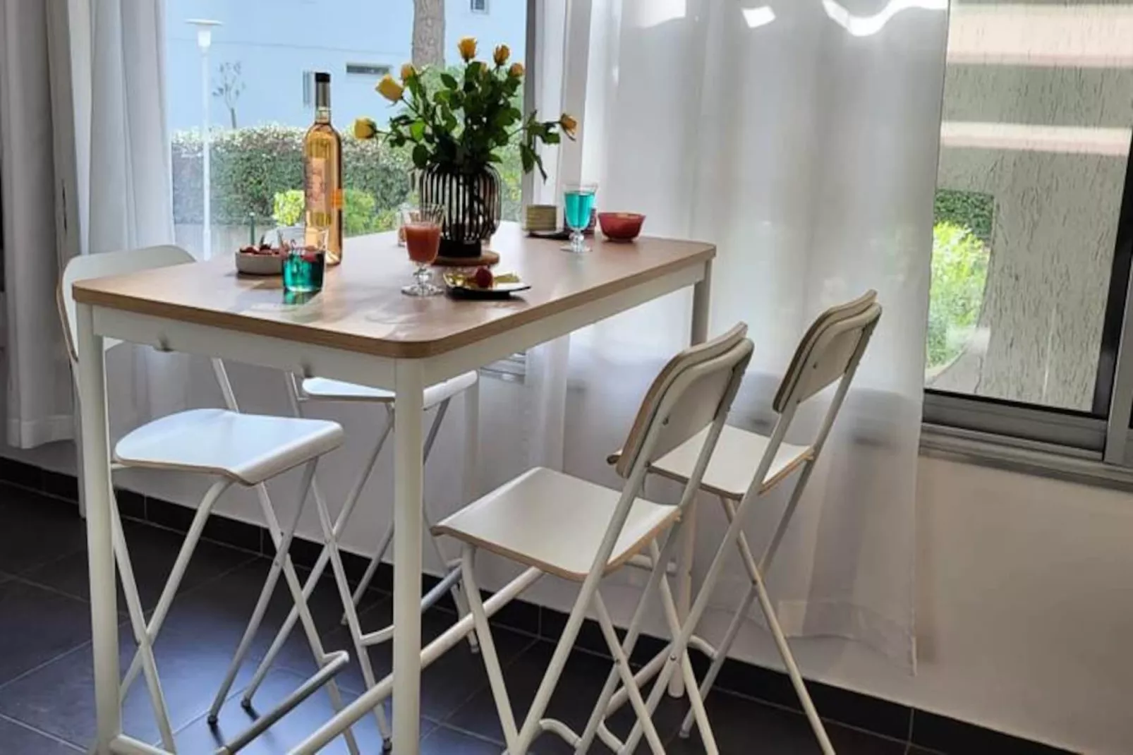 Résidence Une Escale En Bord De Plage Avec Piscine Et Jardins.