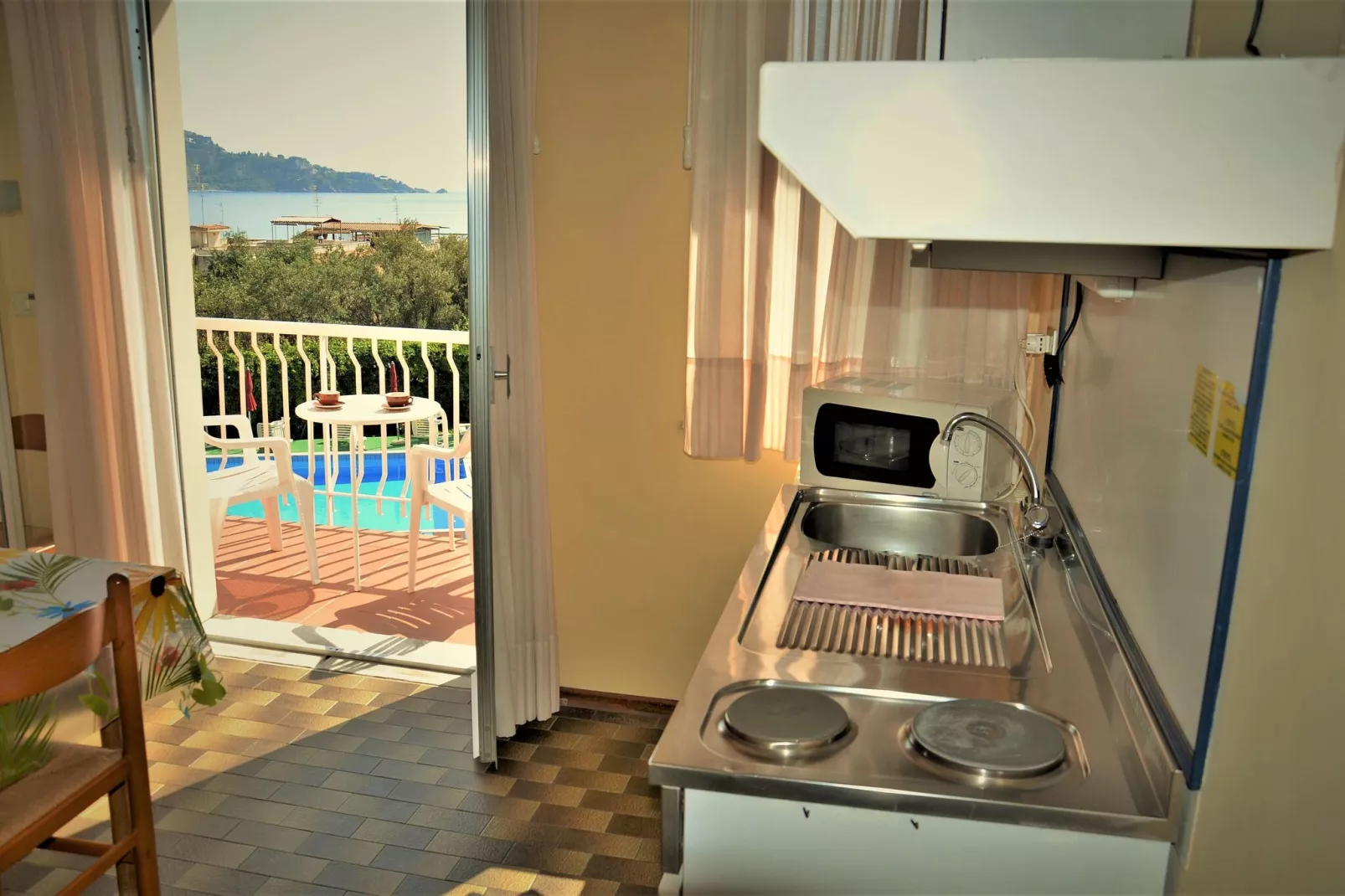 Residence Villa Giardini Giardini Naxos-Bilocale 3 pax con balcone o terrazza-Keuken