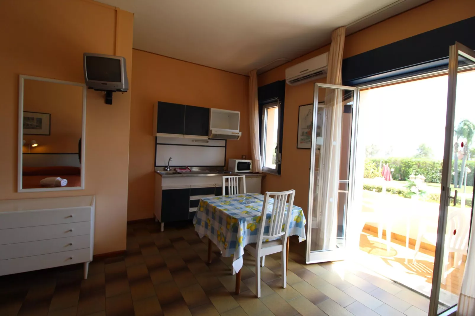 Residence Villa Giardini Giardini Naxos-Bilocale 3 pax con balcone o terrazza-Woonkamer