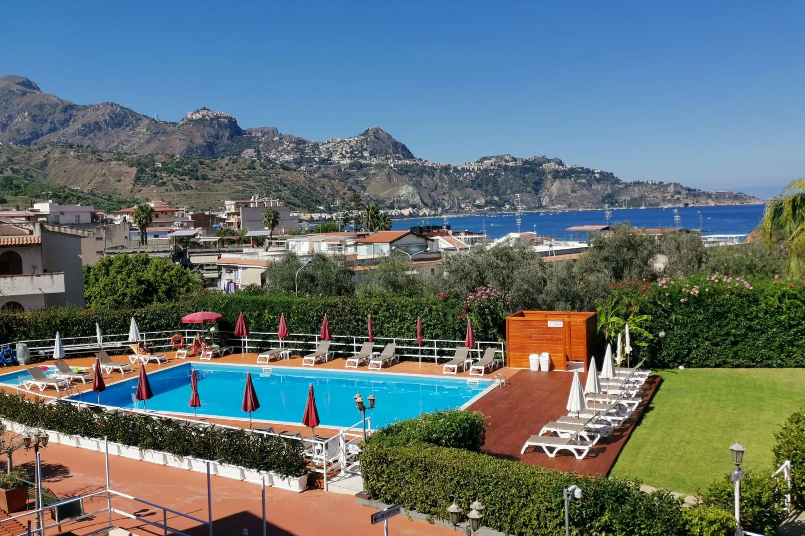 Residence Villa Giardini Giardini Naxos-Bilocale 3 pax con balcone o terrazza-Zwembad