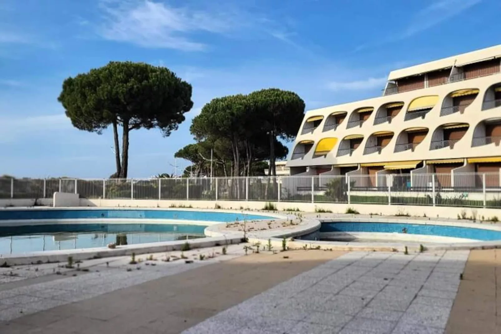 Résidence Une Escale En Bord De Plage Avec Piscine Et Jardins.