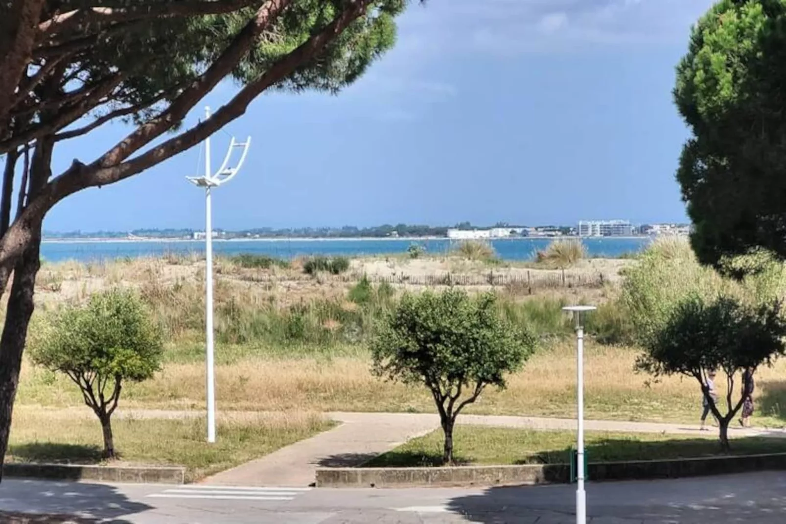 Résidence Une Escale En Bord De Plage Avec Piscine Et Jardins.