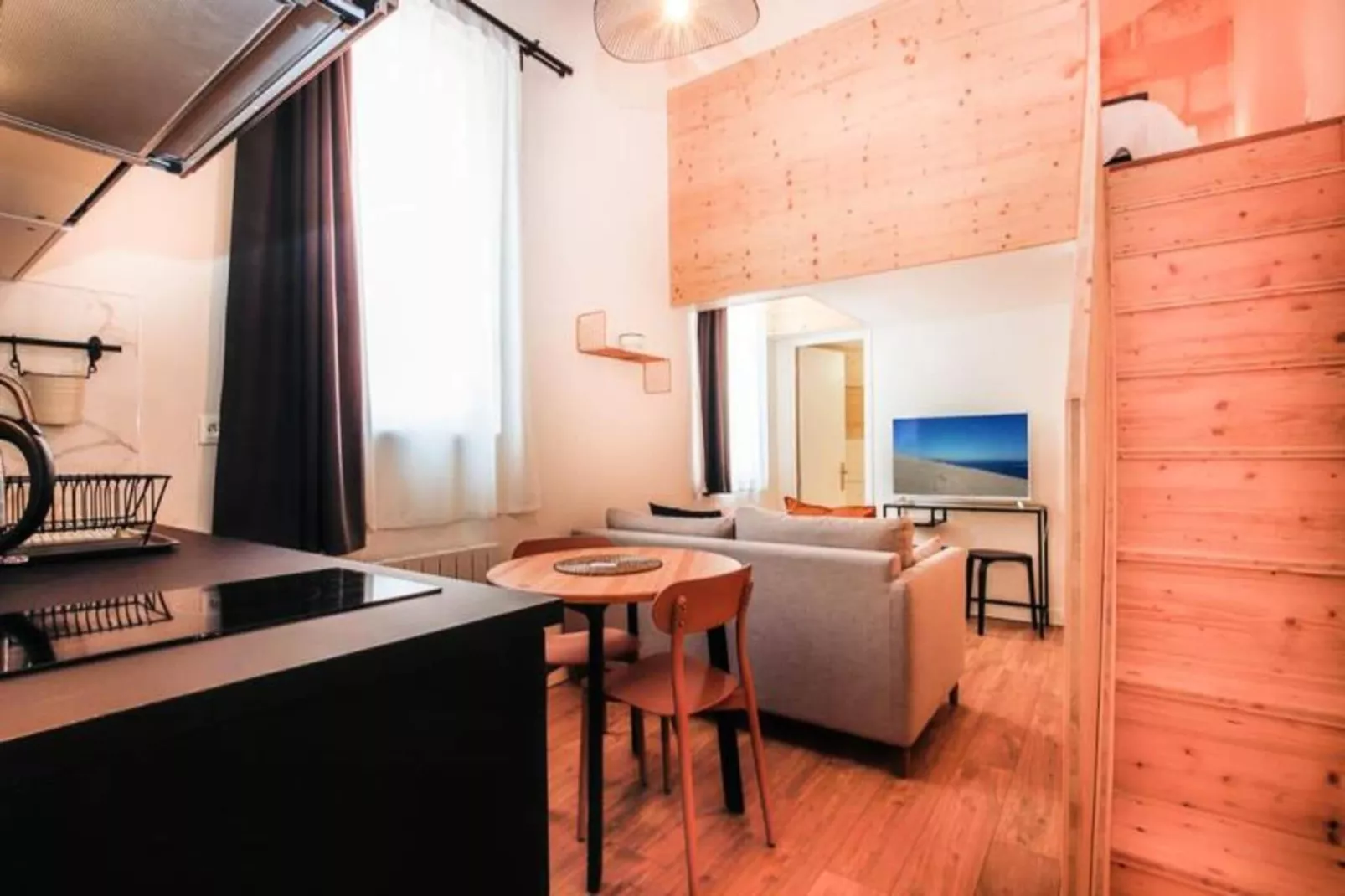 Duplex Confortable Dans La Belle Pierre Plac&eacute; Au Porte De La Gare St-jean-Woonkamer