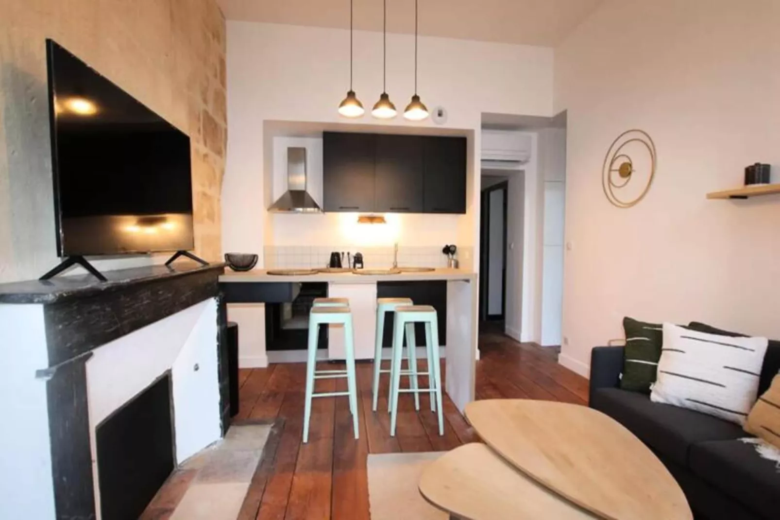 Charmant Et Rayonnant Appartement De 55 M&sup2; Situ&eacute; Dans Le Coeur De Bordeaux-Woonkamer