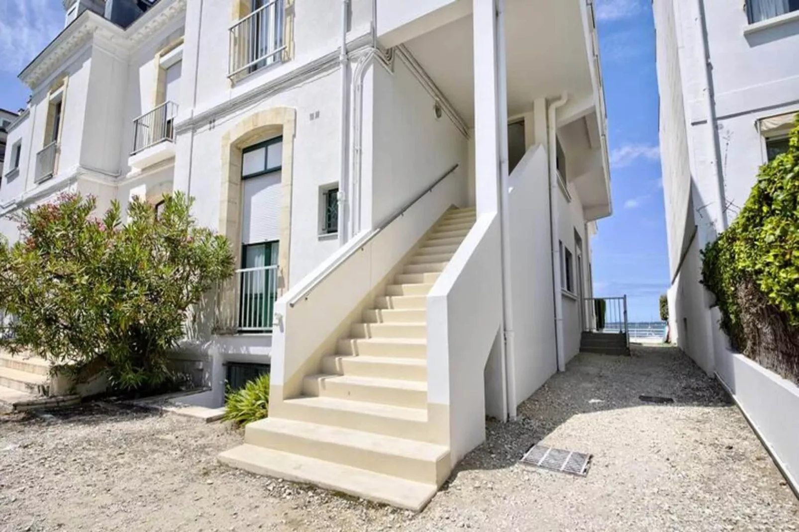 Résidence La Roseraie-Buitenkant zomer