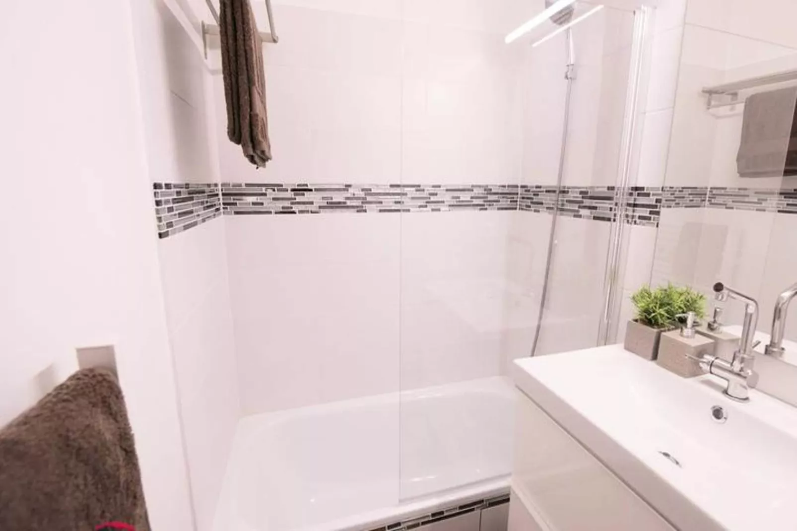 Résidence Ardoune-Badkamer