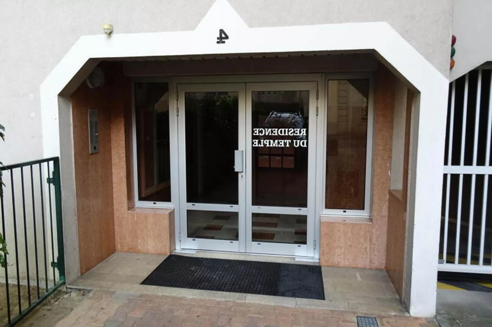 Residence Du Temple-Buitenkant zomer