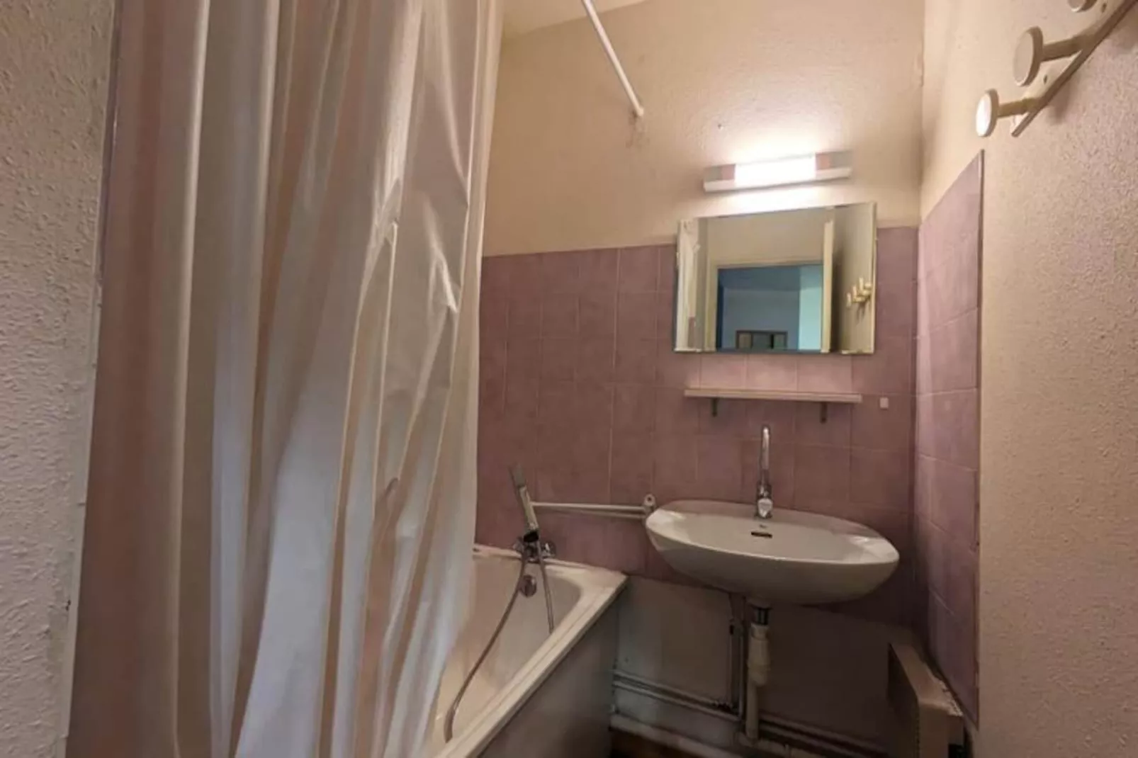 Au Centre De La Station, 6 Personnes-Image-tags.