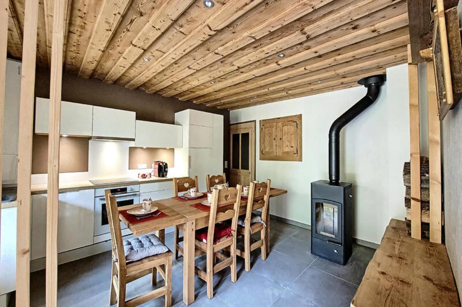 Appartements à Saint Jean d'Aulps-Eetkamer