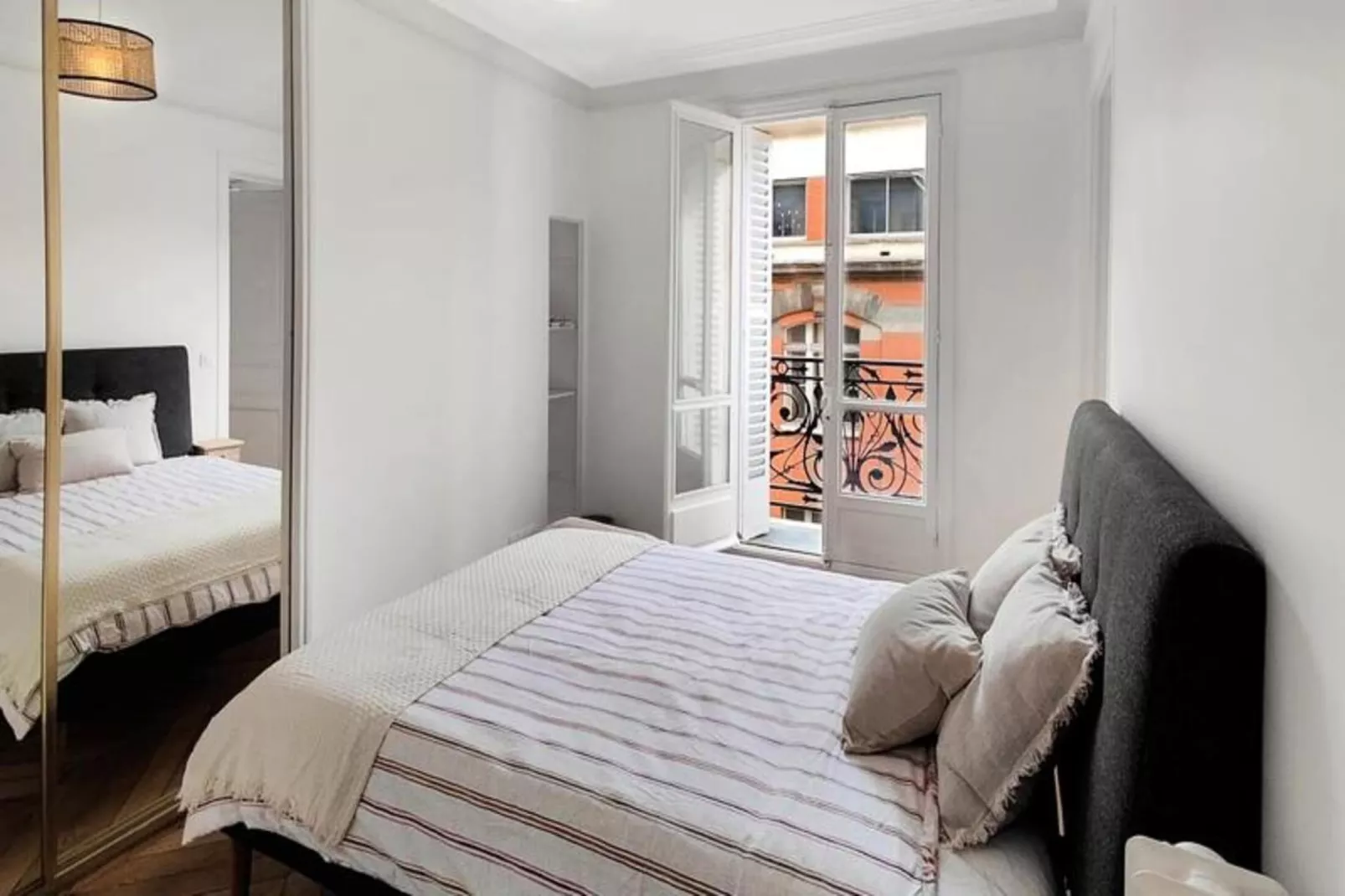 Appartement Refait &agrave; Neuf Dans Le Quartier Latin Paris 5e-Buitenkant zomer