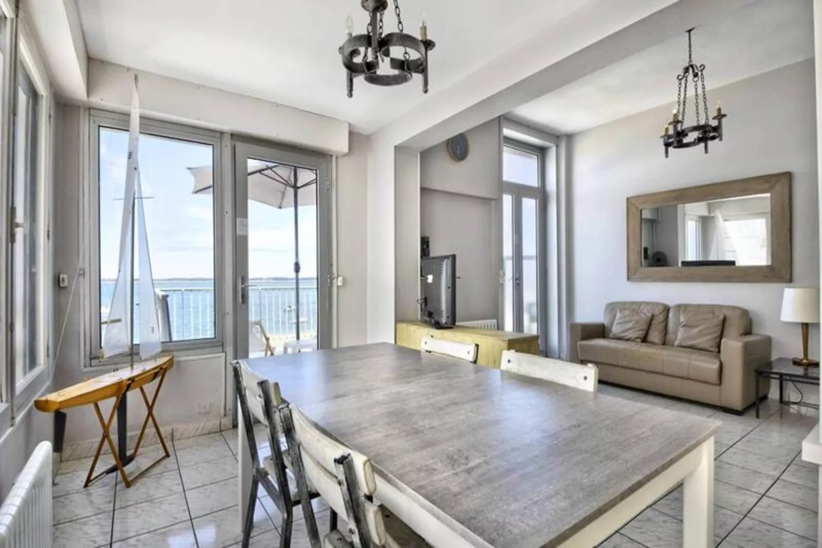 Résidence La Roseraie-Buitenkant zomer