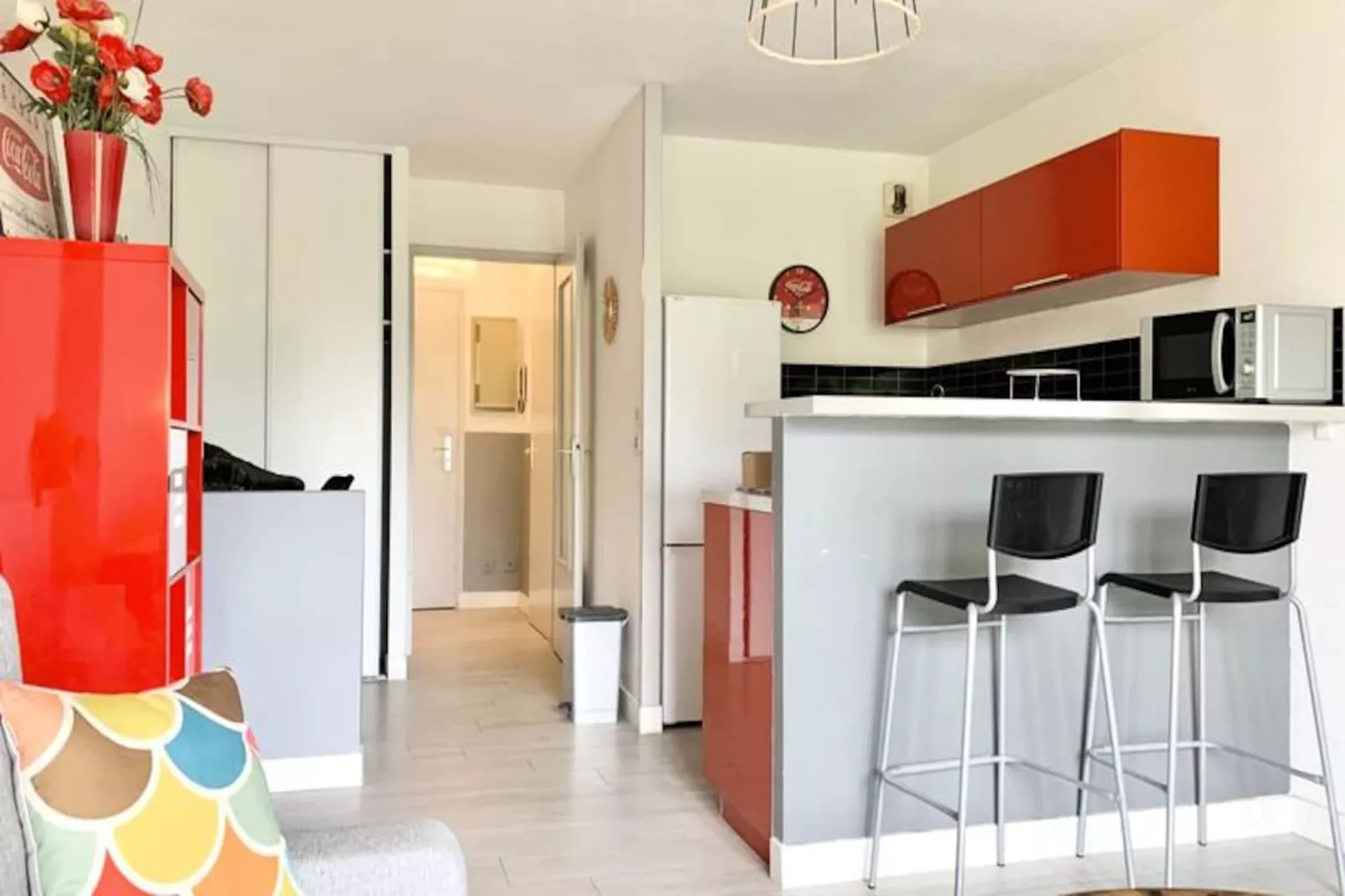 | The Red One 💋| Studio Canap&eacute;-lit | Proche Gem, Gare-Image-tags.