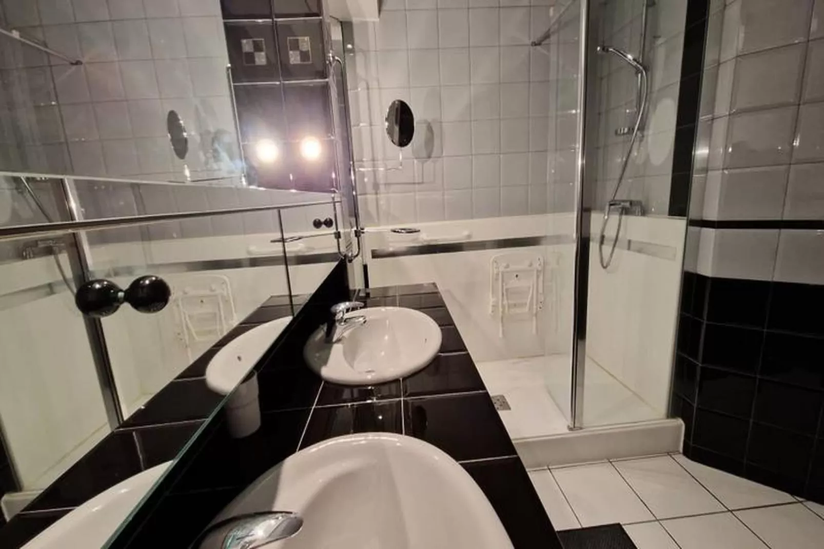 | Le Fantasque💃🏻| Hyper-centre, Commerces &agrave; Proximit&eacute; | T2-Badkamer