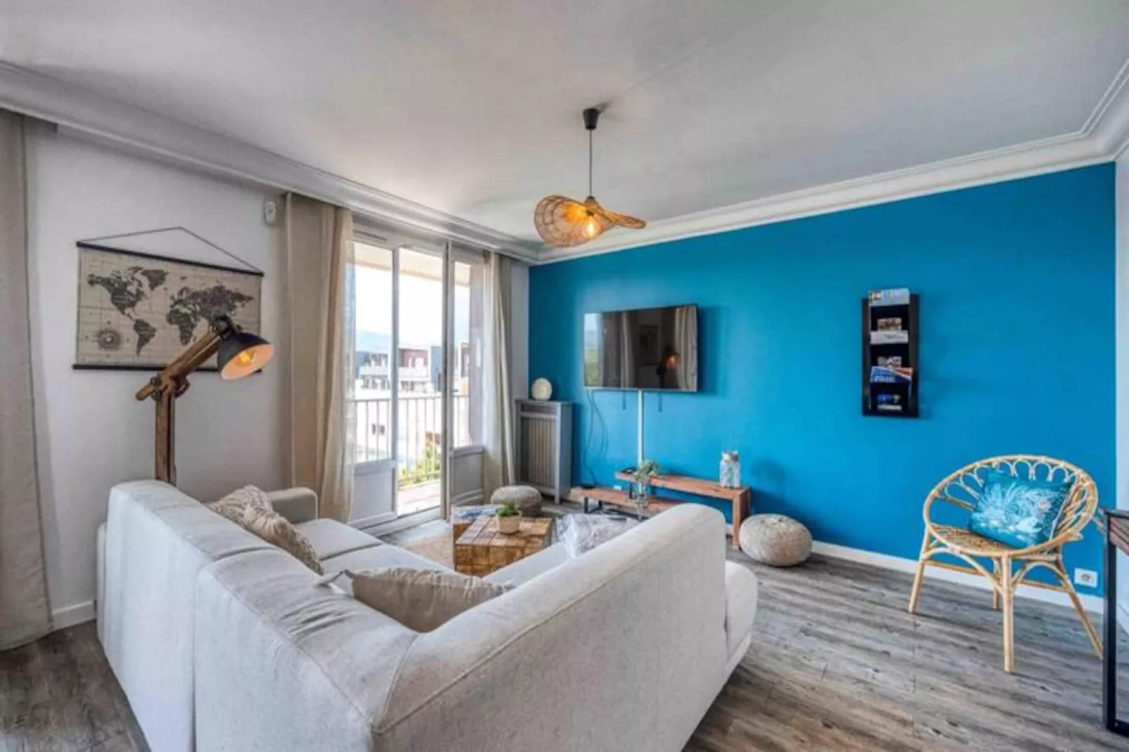 | L'ang&eacute;lique Des Eaux Claires 🪽| Parking-Image-tags.