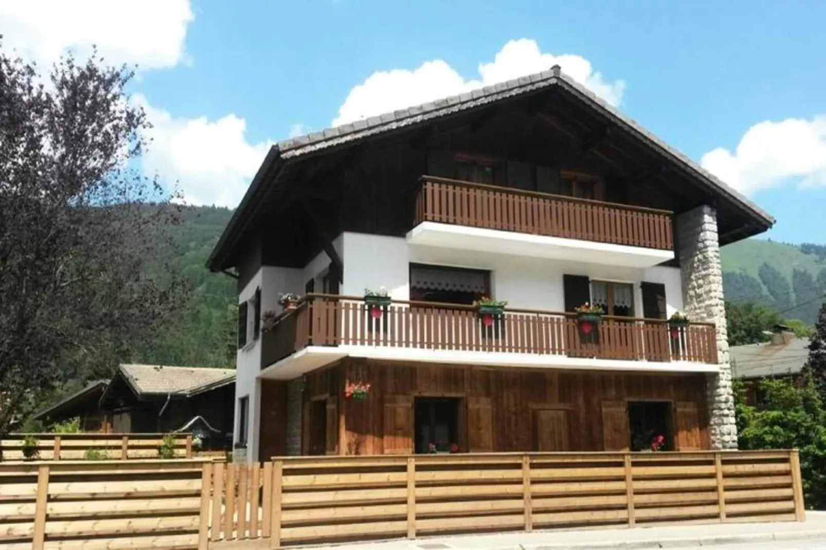 Résidence L'outo-Buitenkant zomer