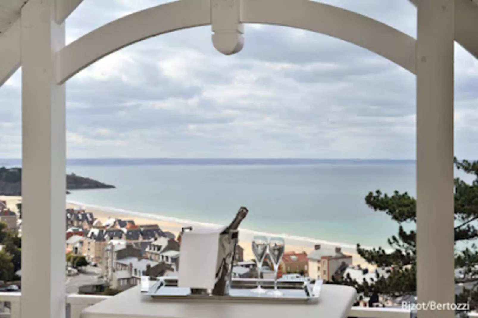 Résidence Casino-Buitenkant zomer