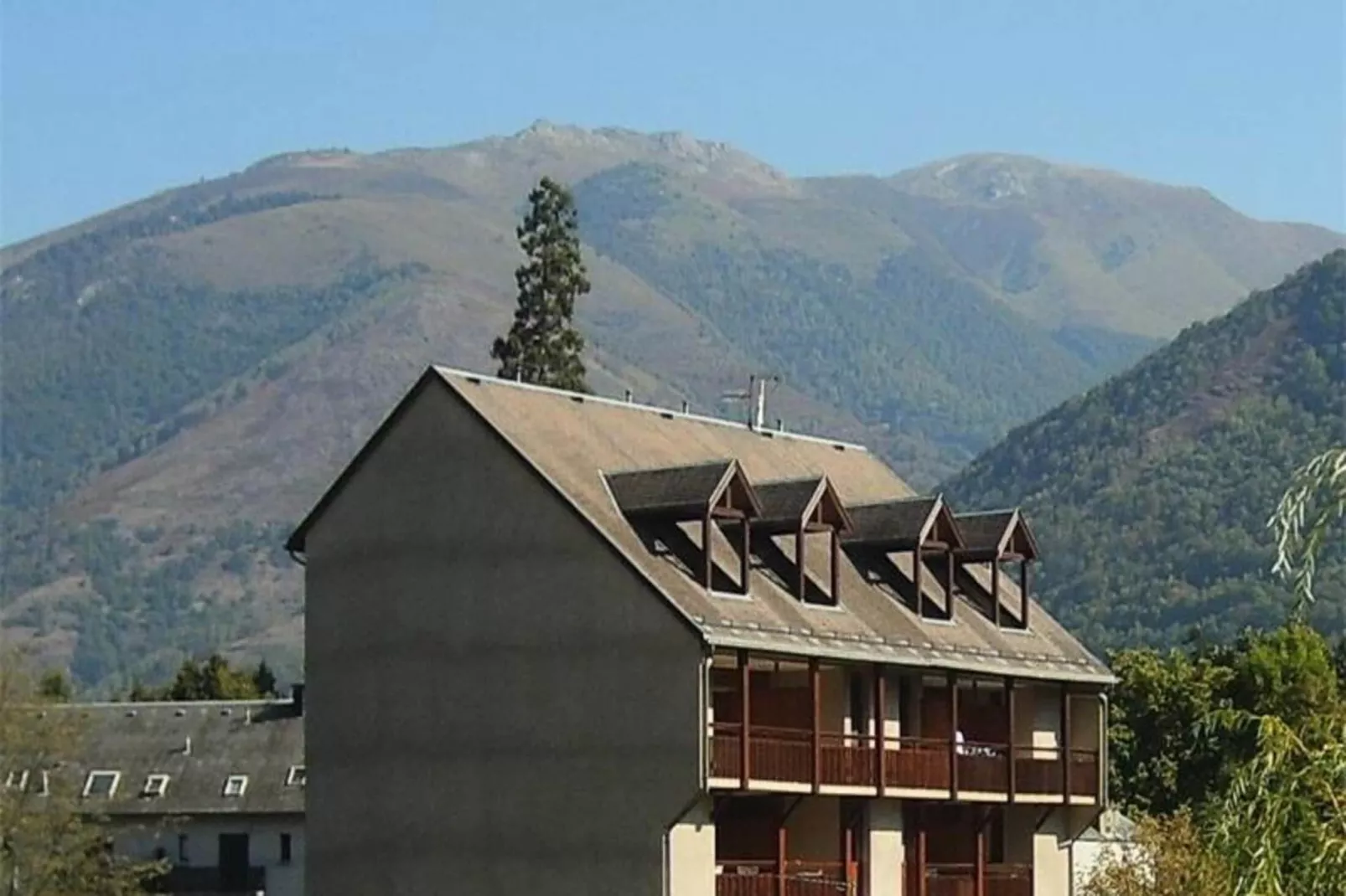 Résidence Sentein-Buitenkant zomer