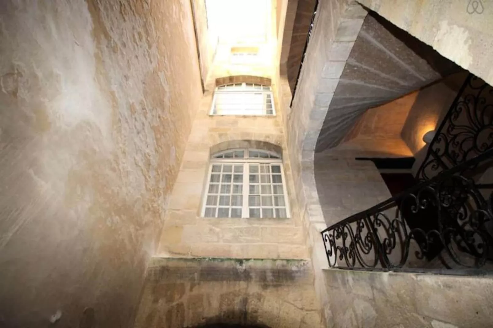 Magnifique Appartement De Charme Confortable Pour 6 Dans La Rue Ausone-Image-tags.