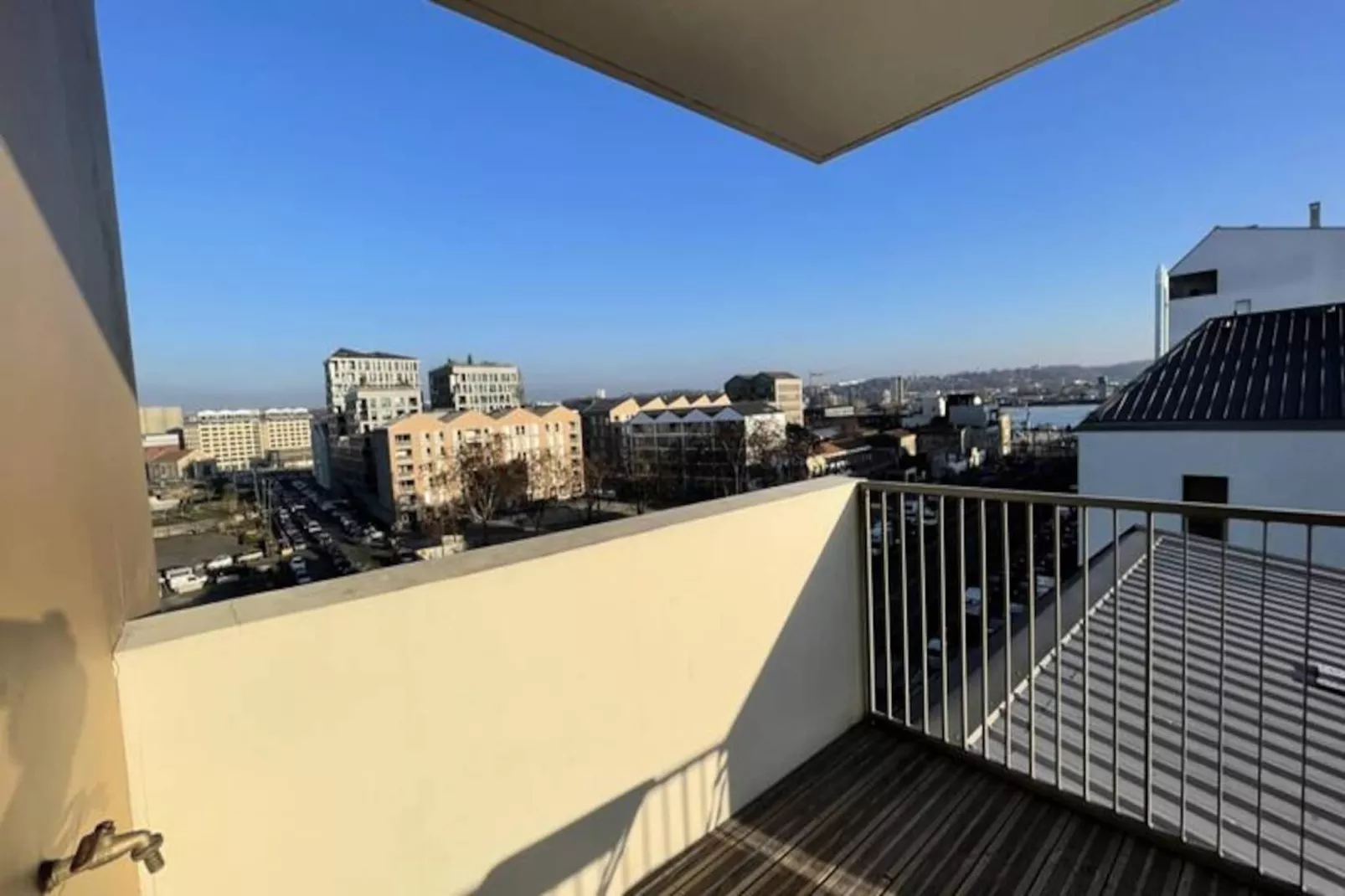 Studio Harmonieusement Am&eacute;nag&eacute; Avec Parking Et Terrasse Vers La Cit&eacute; Du Vin-Image-tags.