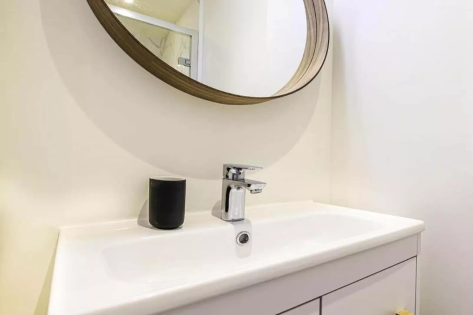 Bel Appartement Parfaitement R&eacute;nov&eacute; Pour 2, Face &agrave; La Gare Saint-jean-Badkamer