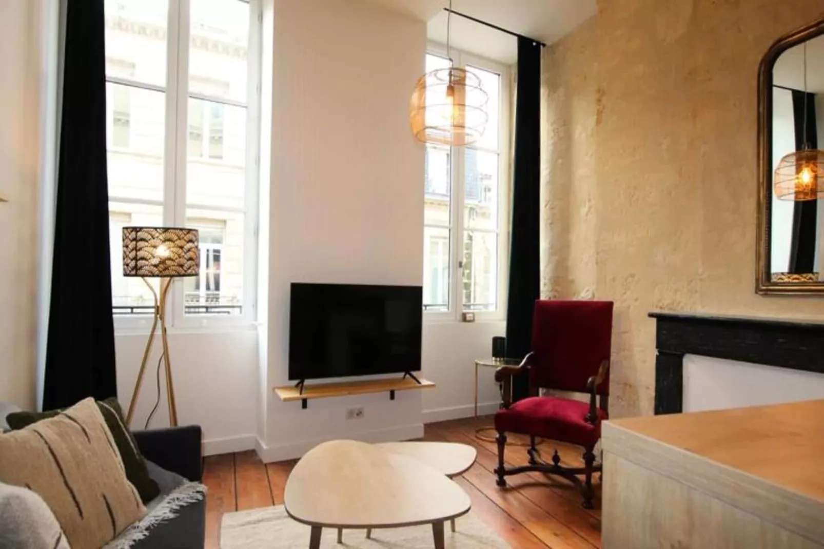 Charmant Et Rayonnant Appartement De 55 M&sup2; Situ&eacute; Dans Le Coeur De Bordeaux-Woonkamer
