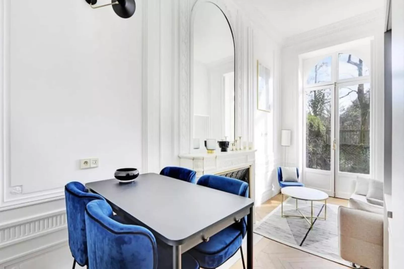 Maison Labruy&egrave;re - Suite Jardin Royal-Eetkamer