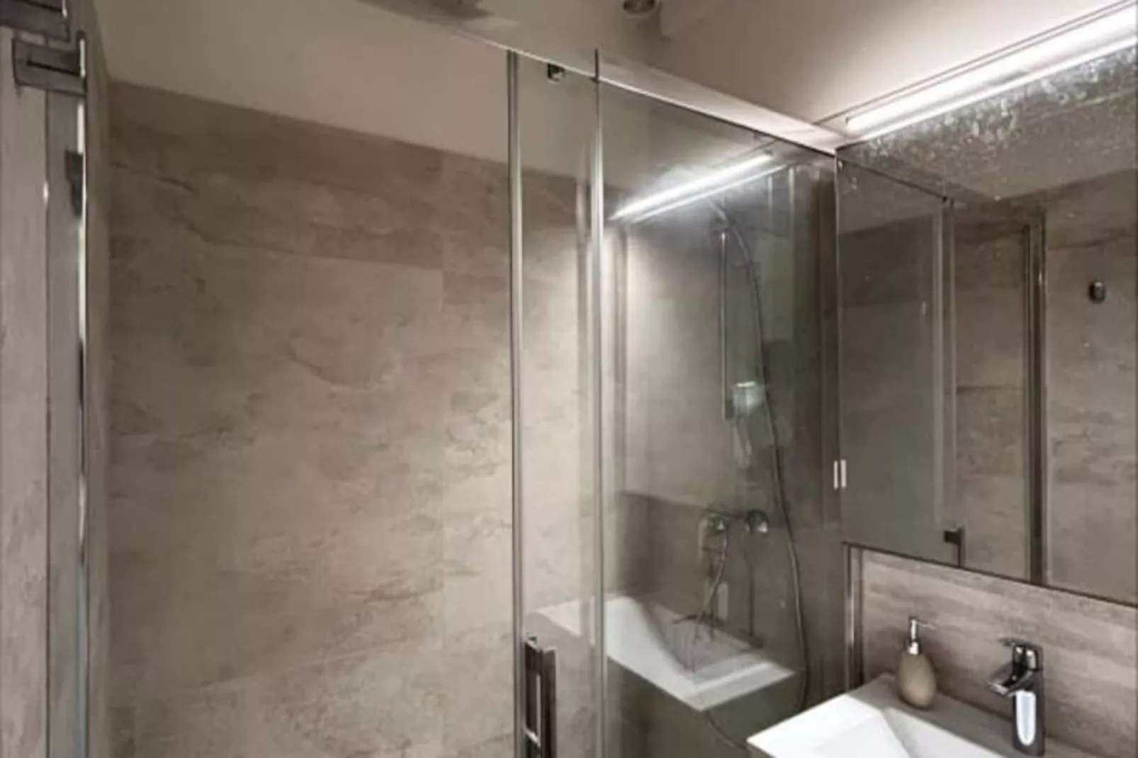 La Coquette En Bord De Plage-Image-tags.