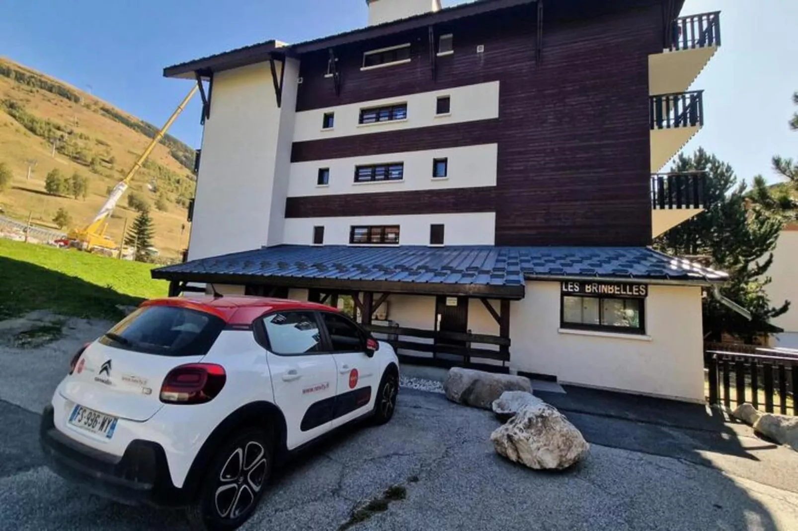 Résidence Brimbelles-Buitenkant zomer