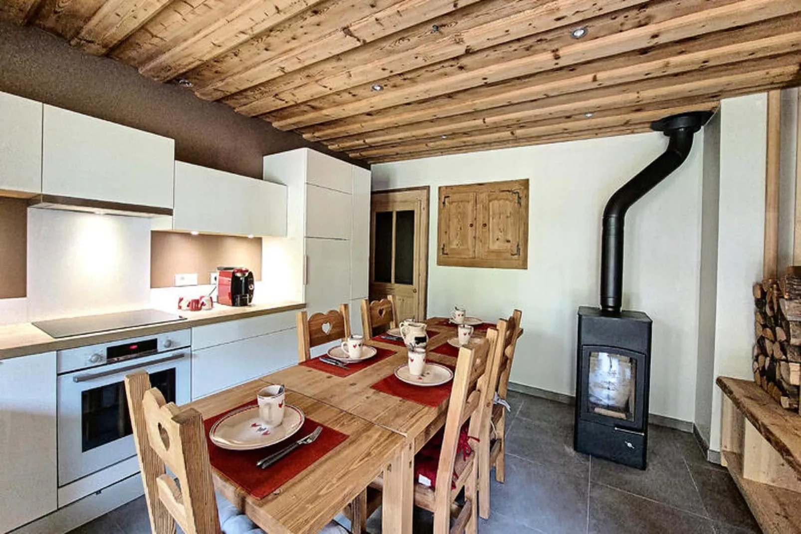 Appartements à Saint Jean d'Aulps-Eetkamer