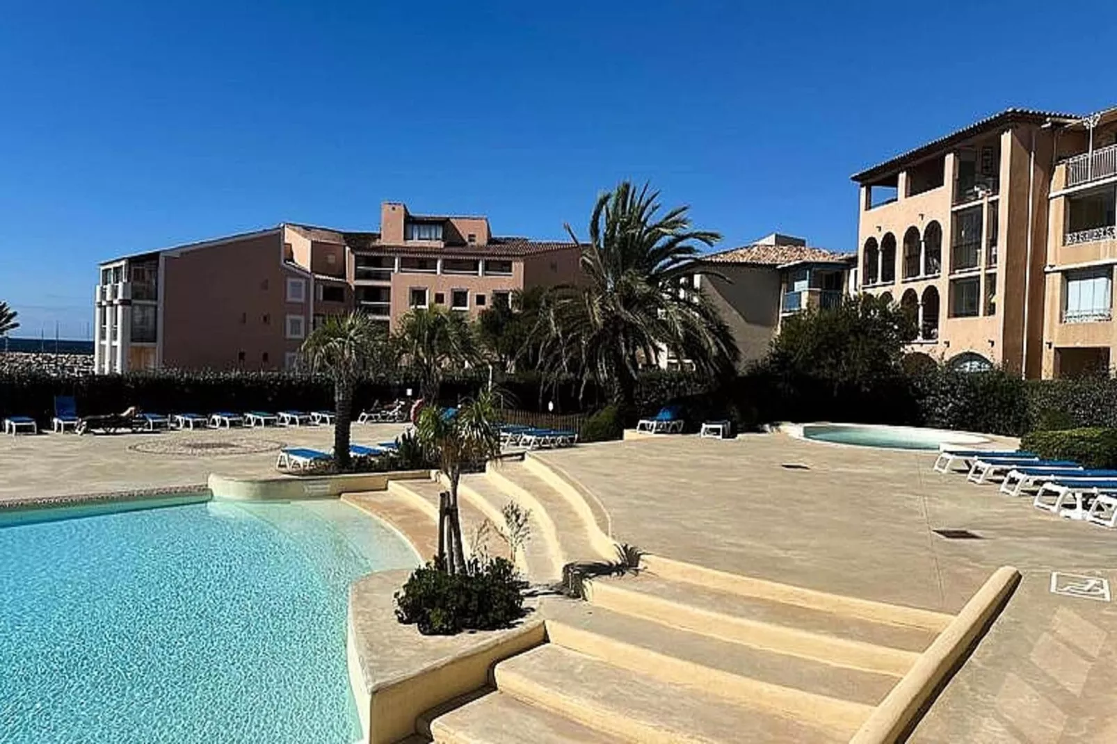 Résidence Rivages-Buitenkant zomer