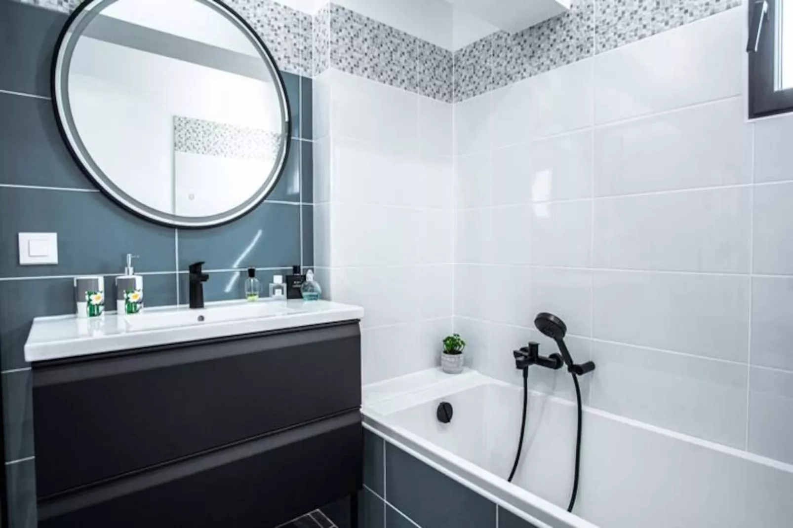 Maison Contemporaine - Grand Jardin Et Piscine Priv&eacute;e-Image-tags.