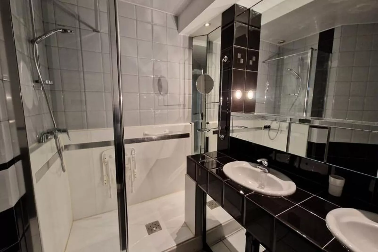 | Le Fantasque💃🏻| Hyper-centre, Commerces &agrave; Proximit&eacute; | T2-Badkamer