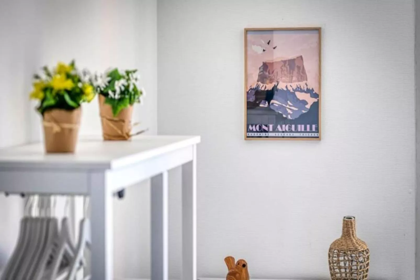 | L'ang&eacute;lique Des Eaux Claires 🪽| Parking-Image-tags.