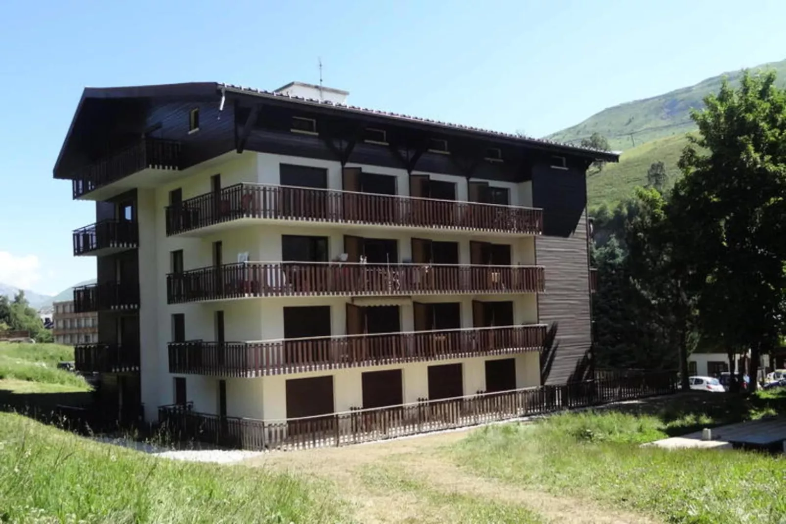 Résidence Brimbelles-Buitenkant zomer