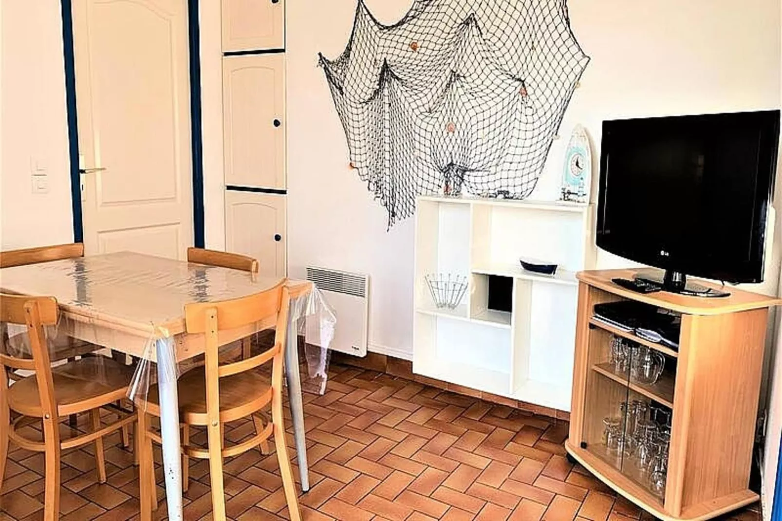 Résidence 28 Rue Des Corsaires-Eetkamer