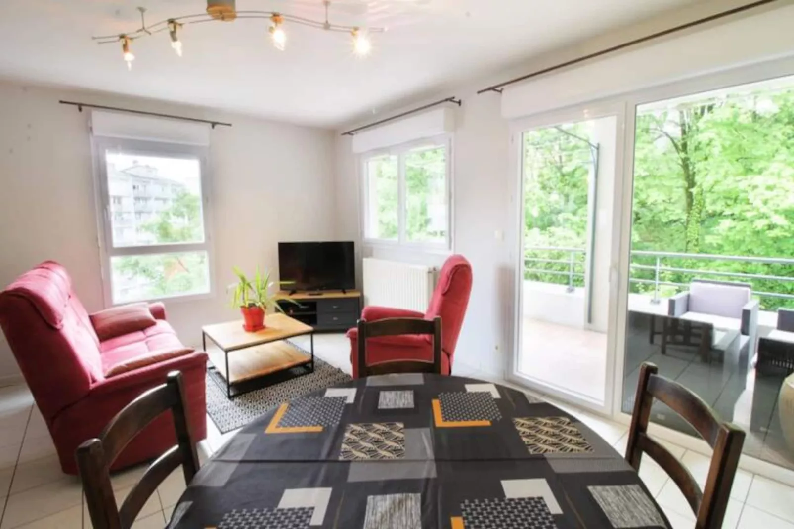 Confortable T3 Au Pied Du Ch&acirc;teau De Chamb&eacute;ry !-Image-tags.