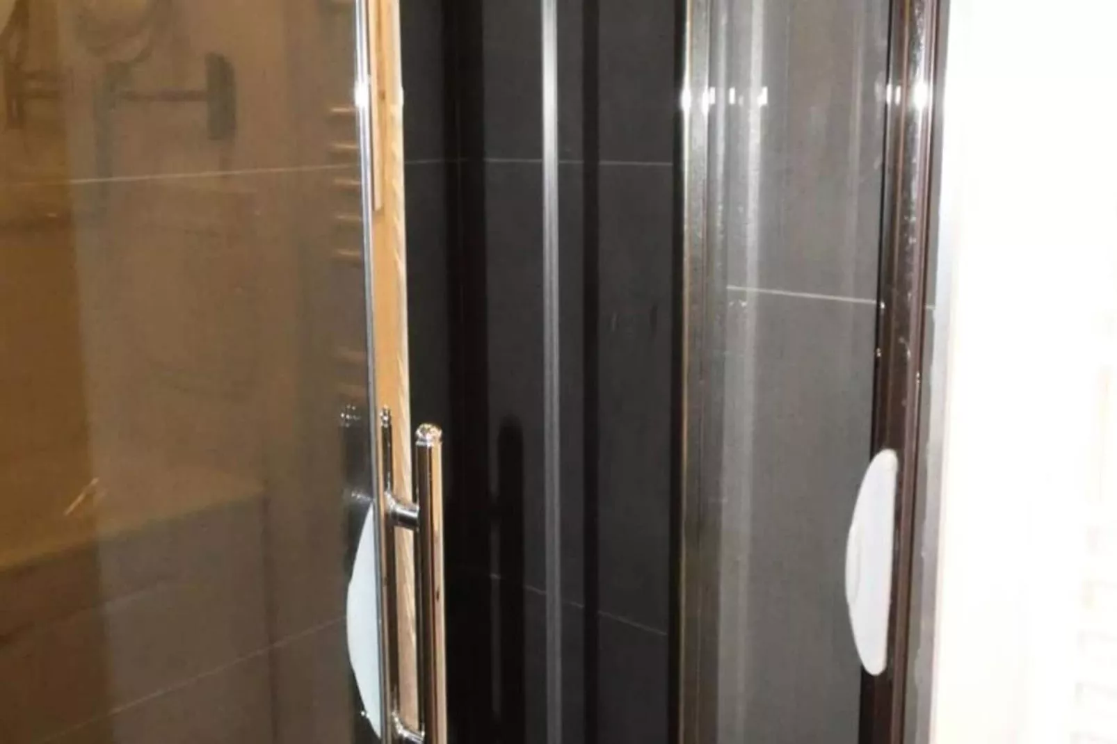 Résidence Lauziere Dessous-Badkamer