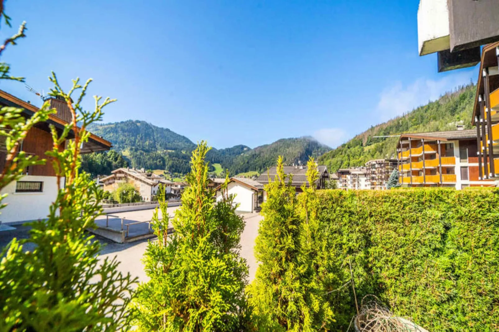 Résidence Granges C-Buitenkant zomer