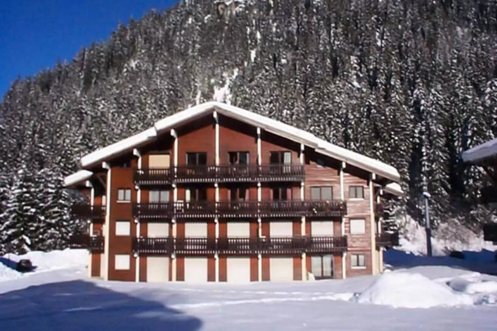 Résidence Le Perce-neige-Buitenkant zomer