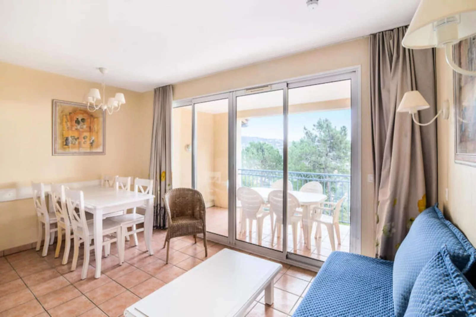 Appartement in Roquebrune bij Bougnon Strand-Image-tags.