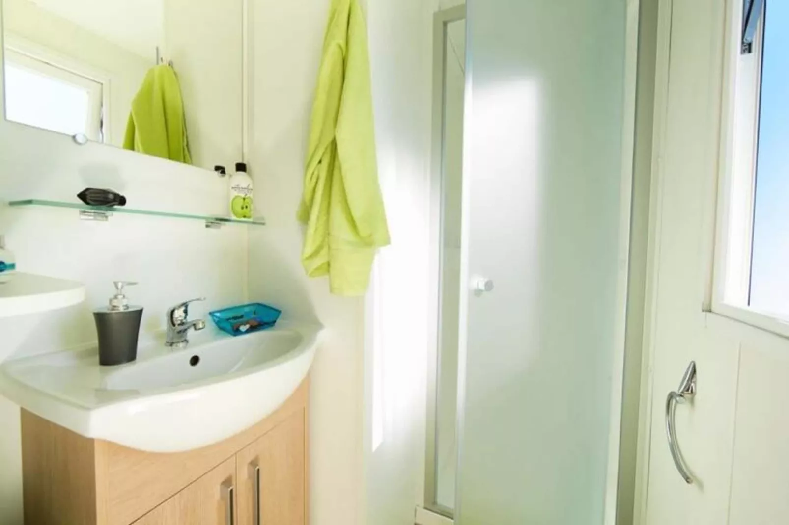 Mobil-home 4 pers. proche plage-Buitenkant zomer